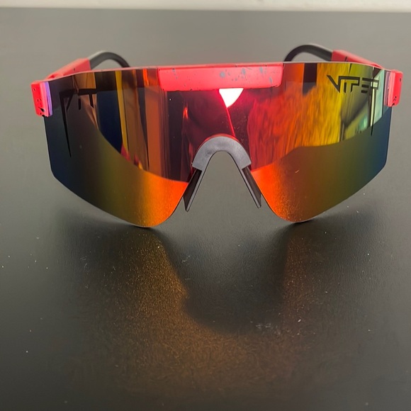 Red vipers - Picture 1 of 5